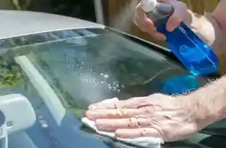 Nguyên nhân và cách khắc phục kính ô tô bị xước